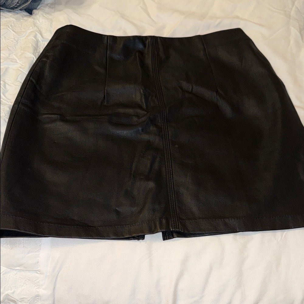 FAUX LEATHER BLACK SKIRT SIZE8